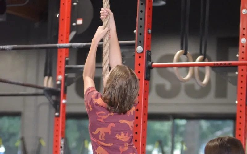 Kid training with a rope in Jute CrossFit
